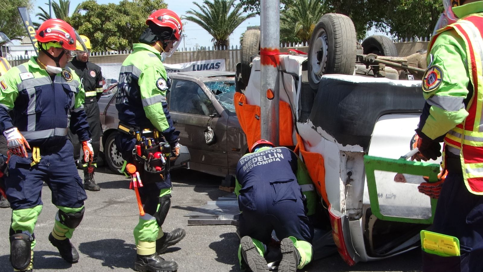 Rescatistas con equipo de protección estabilizan un vehículo volcado en un entrenamiento