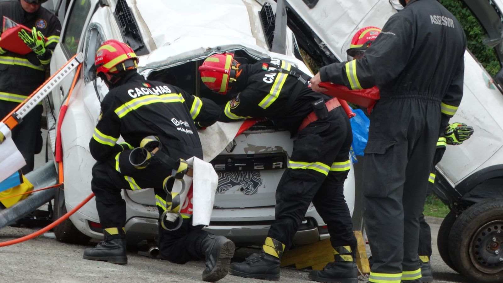 Equipo de rescatistas trabaja en la parte frontal de un vehículo durante un ejercicio de formación técnica