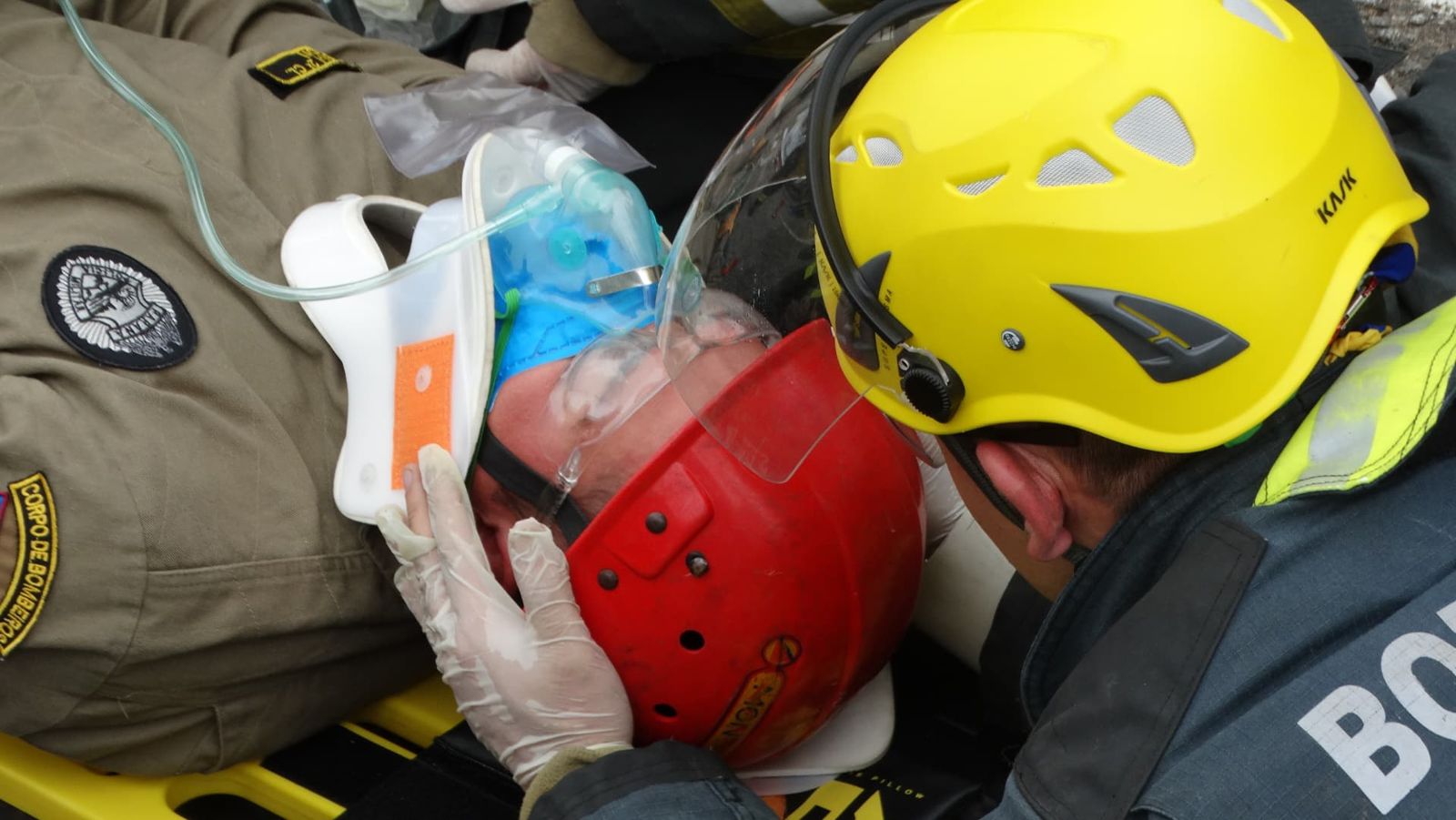 Rescatista atiende a una víctima simulada inmovilizada con collarín y oxígeno